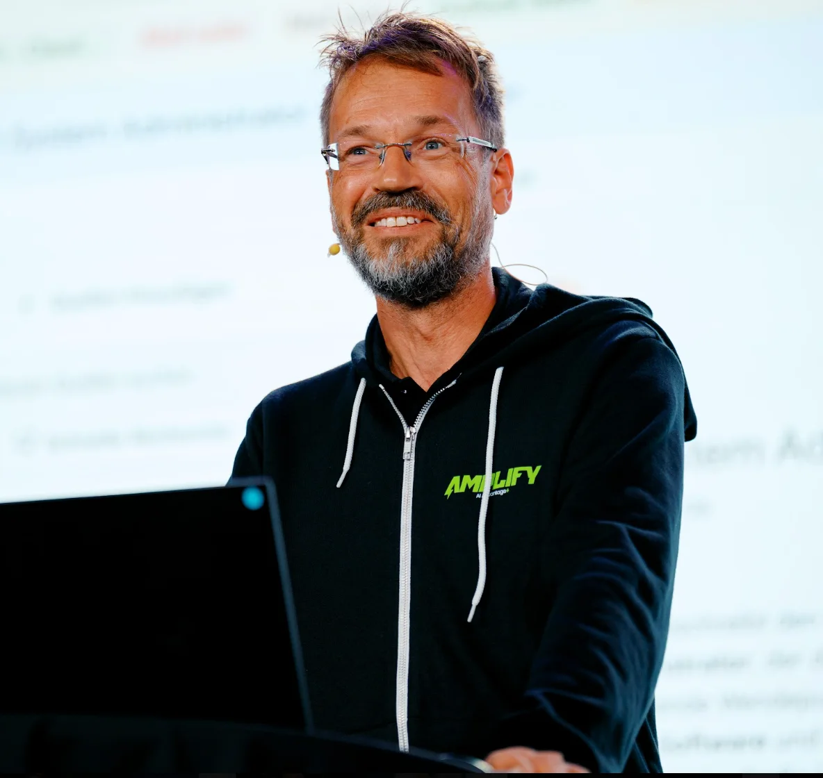 Dirk Wonhöfer als Speaker auf der Bühne bei einem KI-Workshop